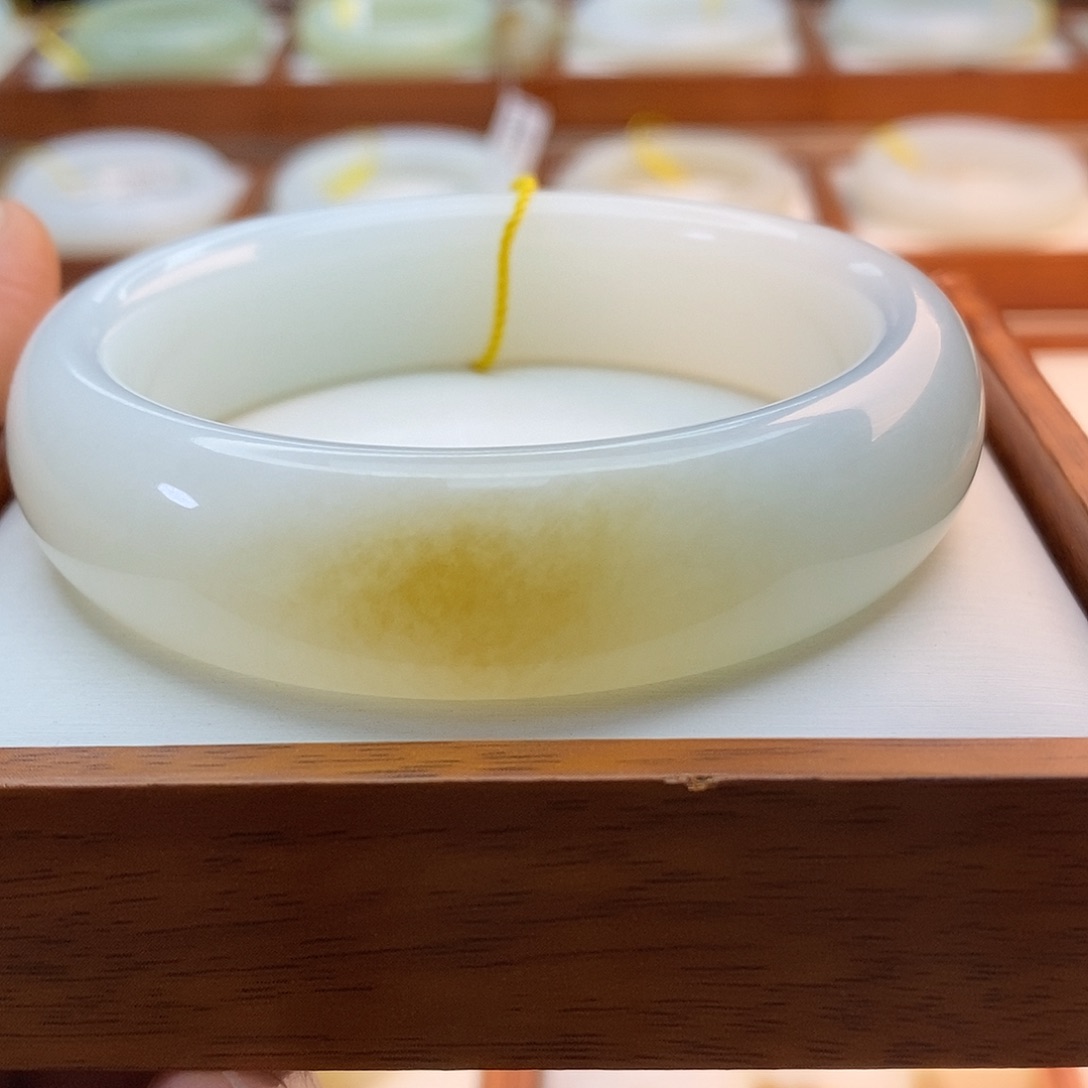 向***为和田玉（糖玉）未镶嵌手链