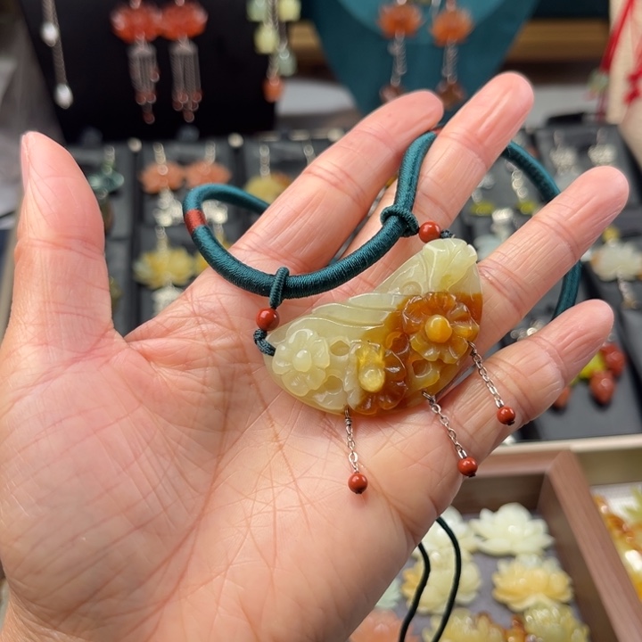 蛇纹石玉挂饰未镶嵌