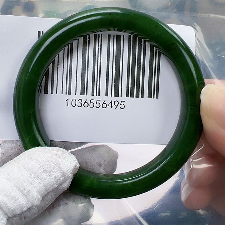 驰***咪和田玉未镶嵌手镯微瑕57