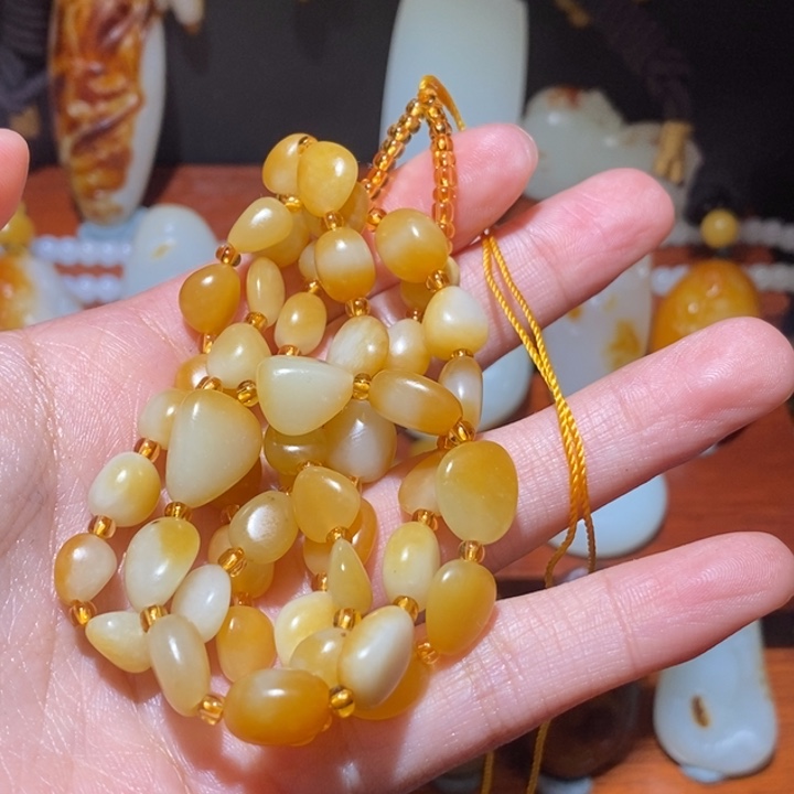 王***猫和田玉未镶嵌颈饰