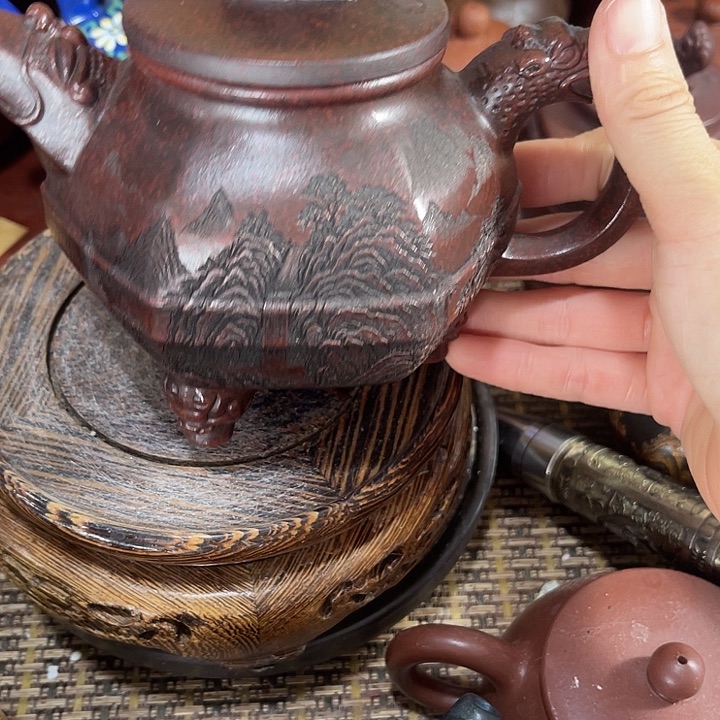 茶壶紫砂原矿泥料手工制作的一把紫砂壶。