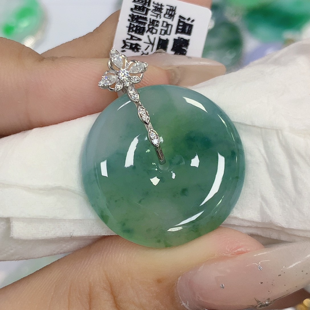 颈饰18K金镶嵌翡翠