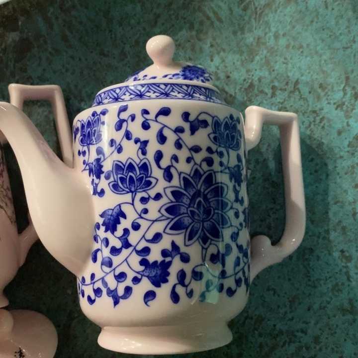 摆件瓷红稀土青花缠枝莲高茶壶