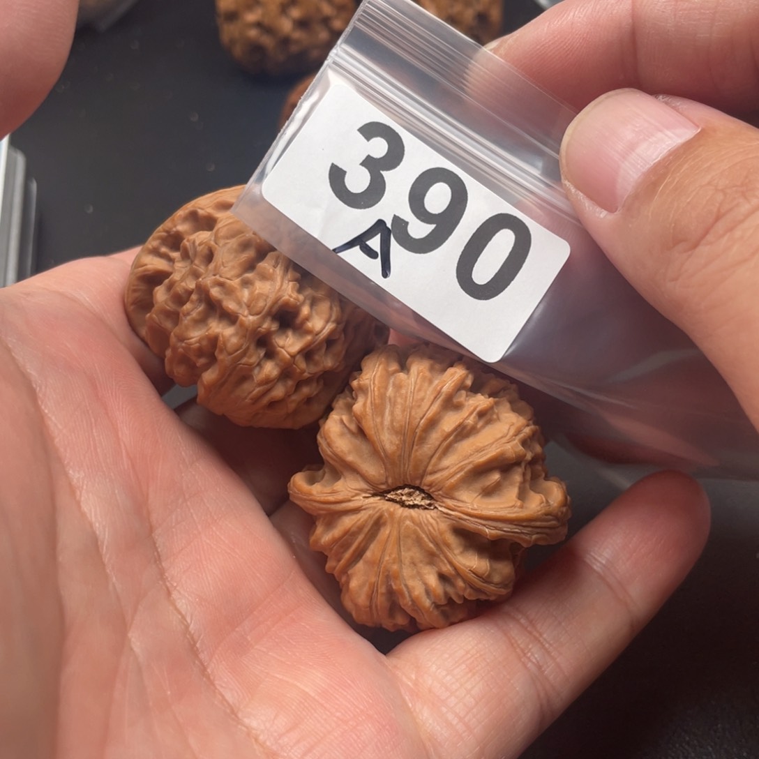 文玩核桃吊坠白狮子41