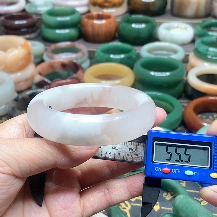 石英质玉手镯未镶嵌