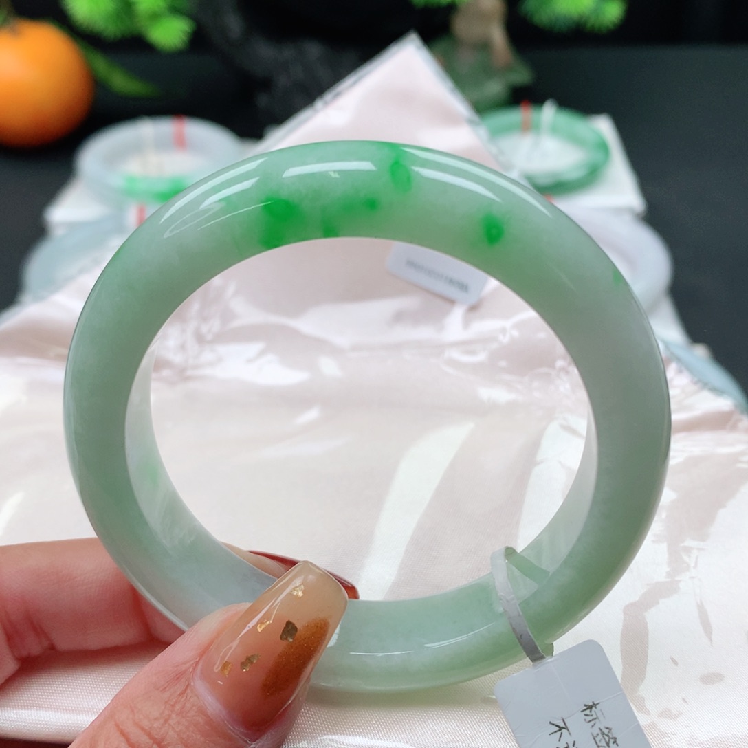 翡翠手镯未镶嵌 正圈55+ 满色飘辣绿