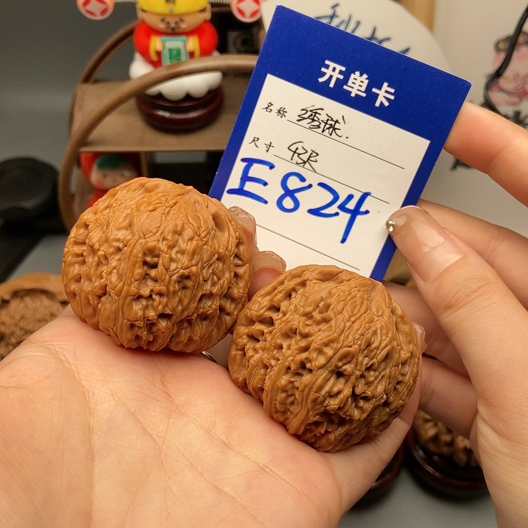 文玩核桃吊坠绣球