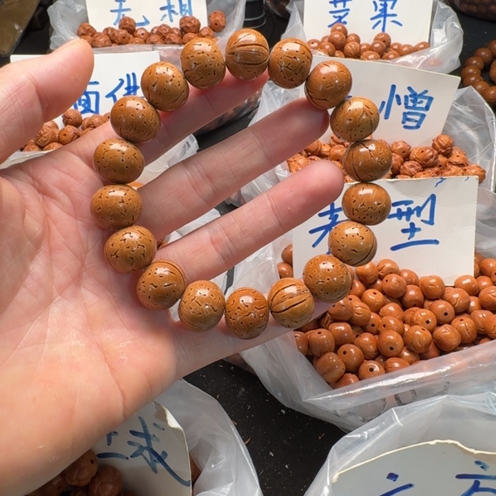 吊坠桃核红魔手串