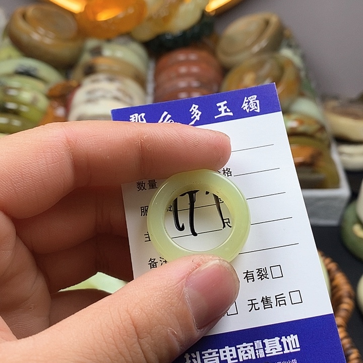 蛇纹石玉未镶嵌戒指俏*?