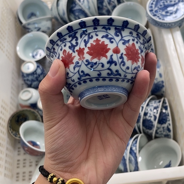 瓷片景德镇釉里红缠枝莲主人杯
