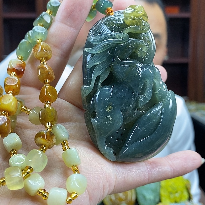 蛇纹石玉未镶嵌颈饰