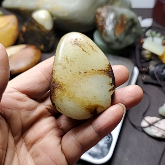 和田玉未镶嵌把件