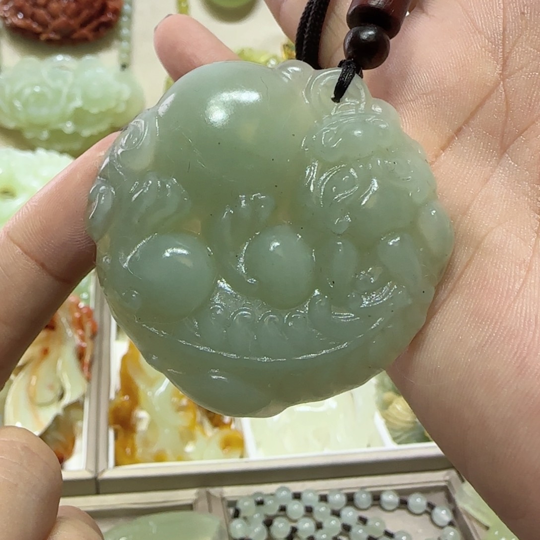 未镶嵌蛇纹石玉吊坠