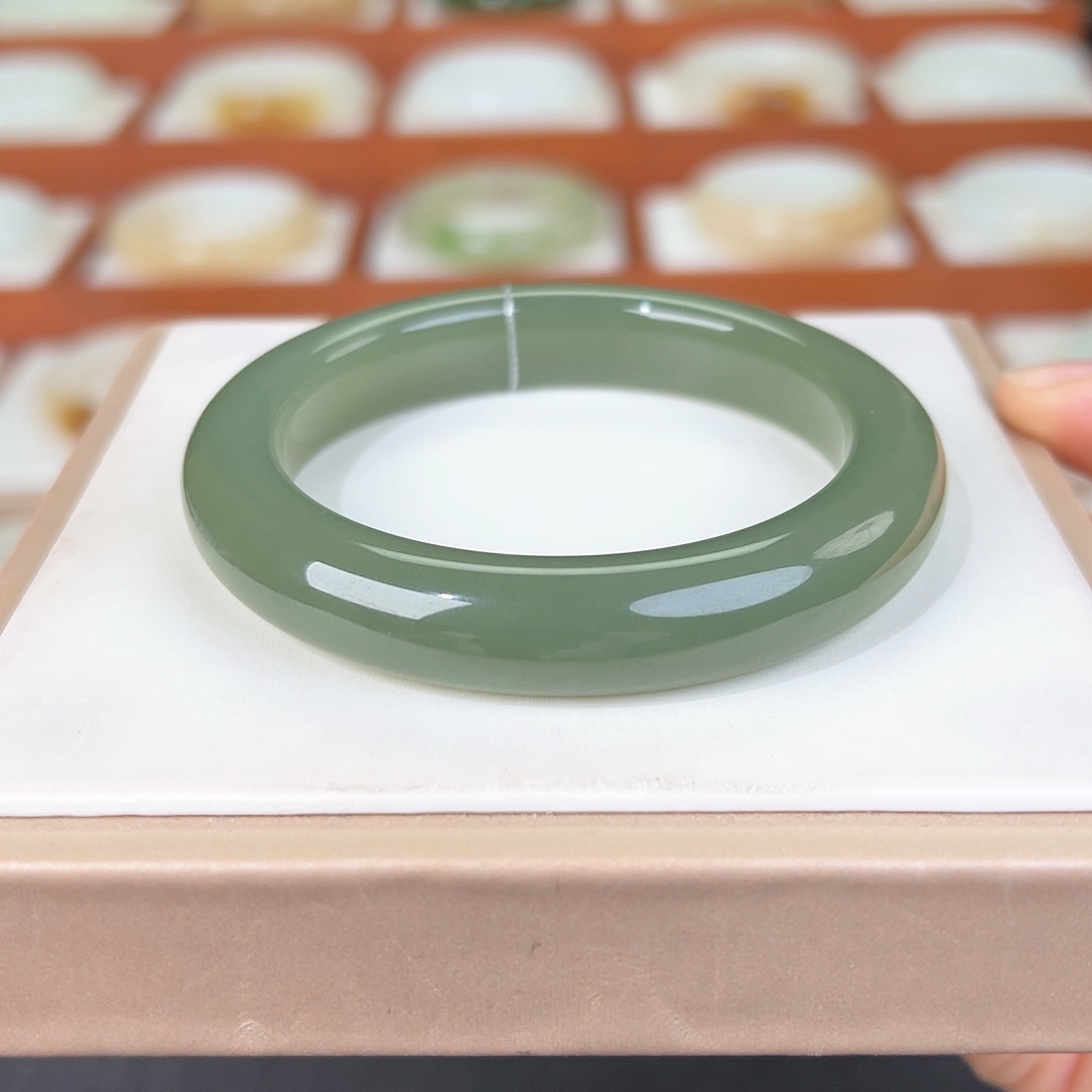 和田玉手镯未镶嵌和田玉湖水绿手镯