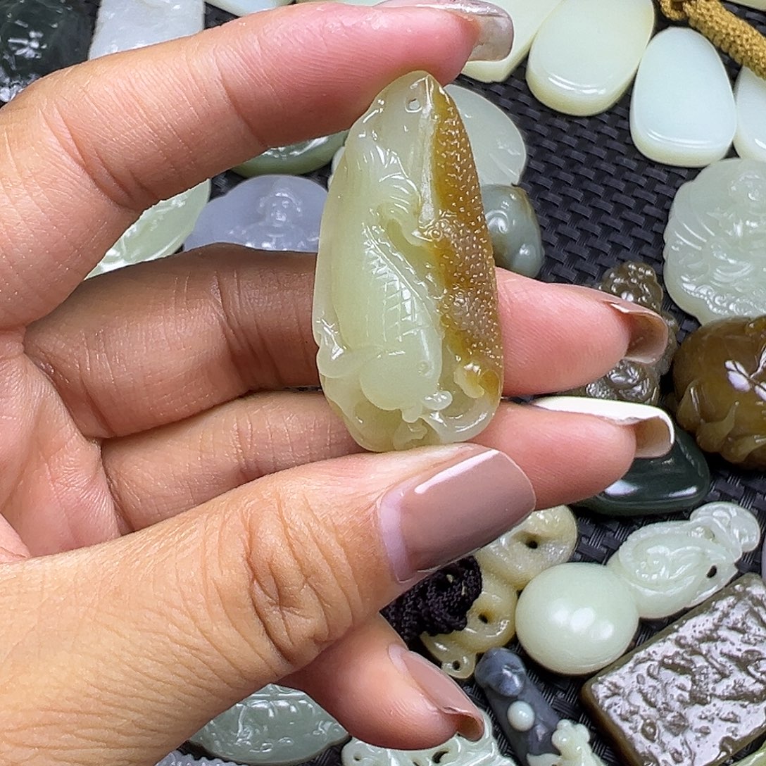 吉***斯和田玉未镶嵌颈饰