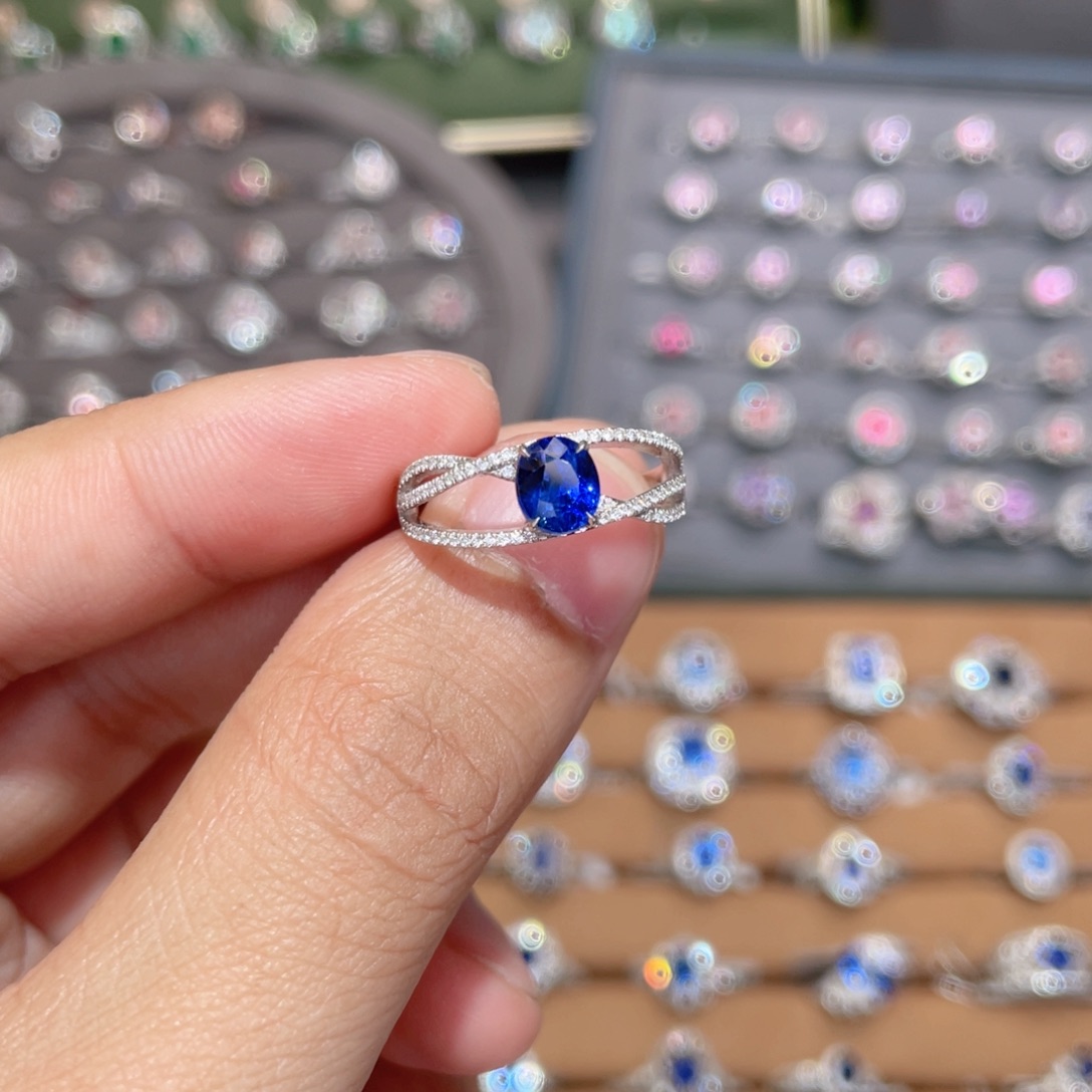 蓝宝石戒指18K金镶嵌?**美1.2ct 