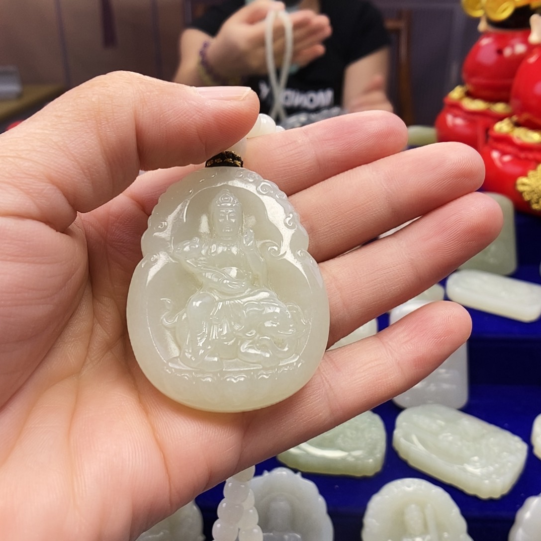 和田玉未镶嵌颈饰秋**人