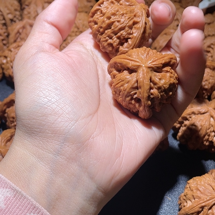 橙***甜吊坠文玩核桃小妹