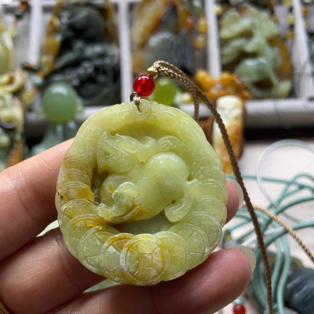 蛇纹石玉颈饰未镶嵌吊坠