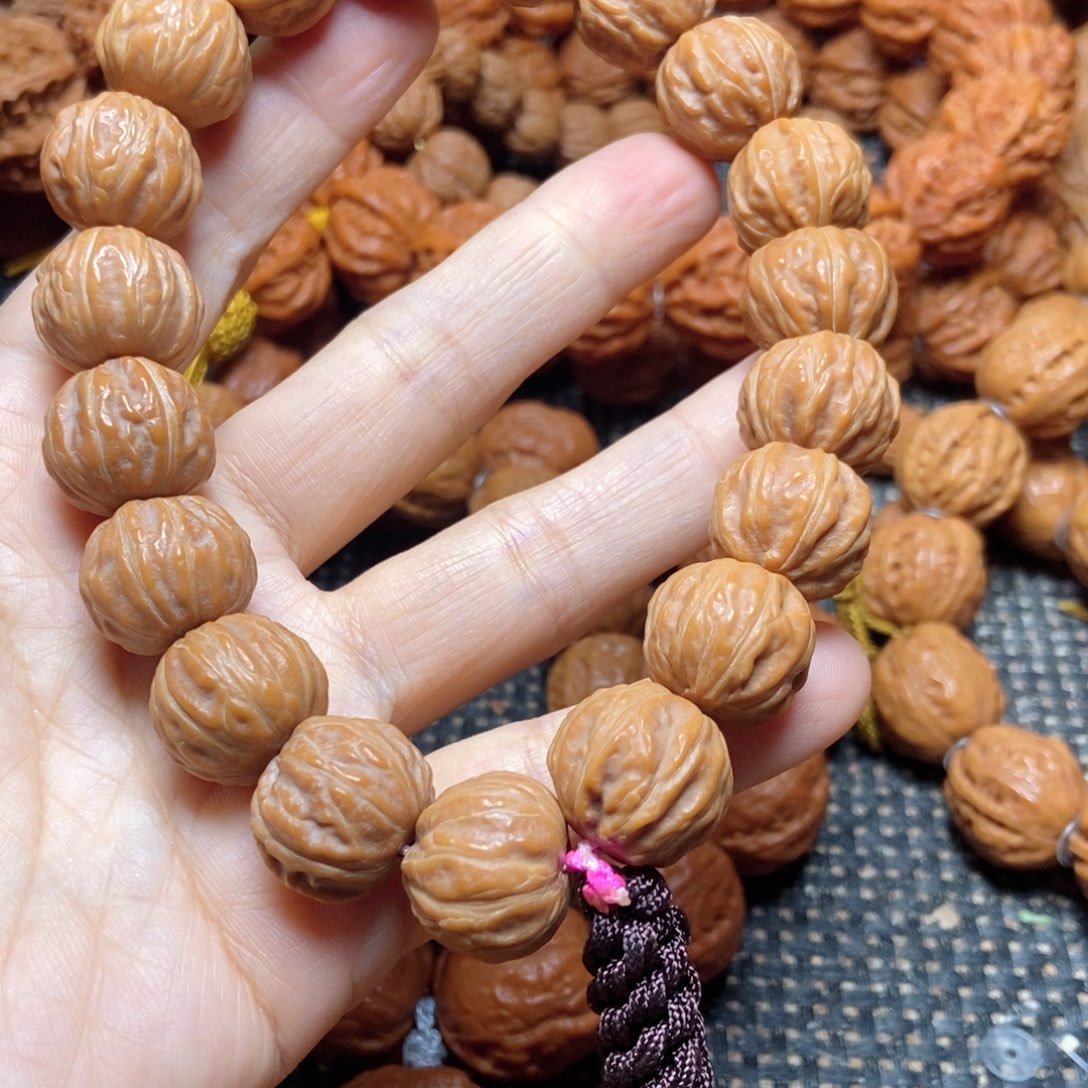 启***行桃核吊坠树王手持