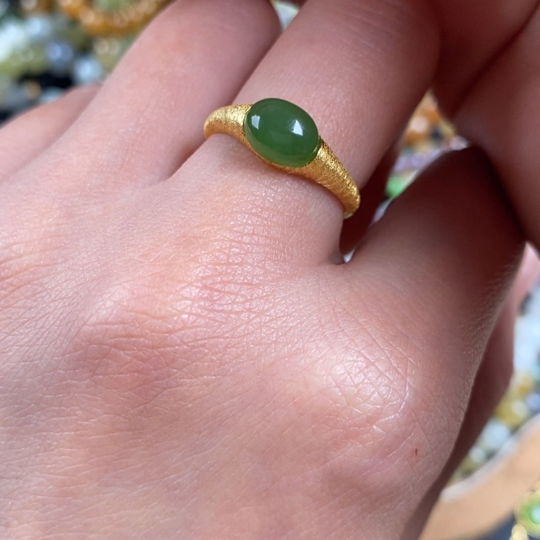 和田玉银S925镶嵌戒指俄碧辣绿戒指拉丝款