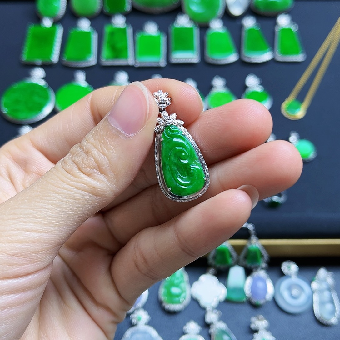 翡翠18K金镶嵌颈饰