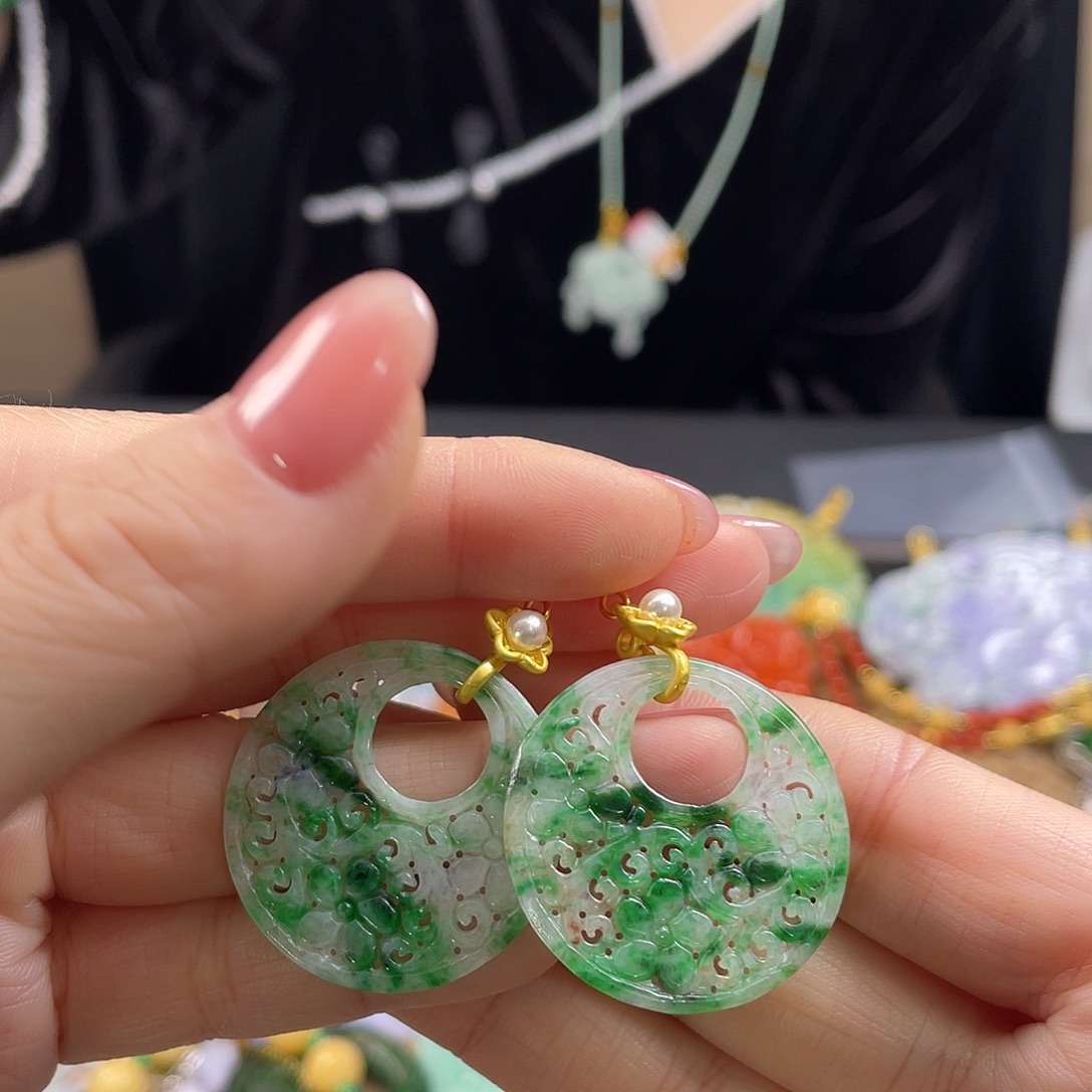 翡翠未镶嵌耳饰待编织