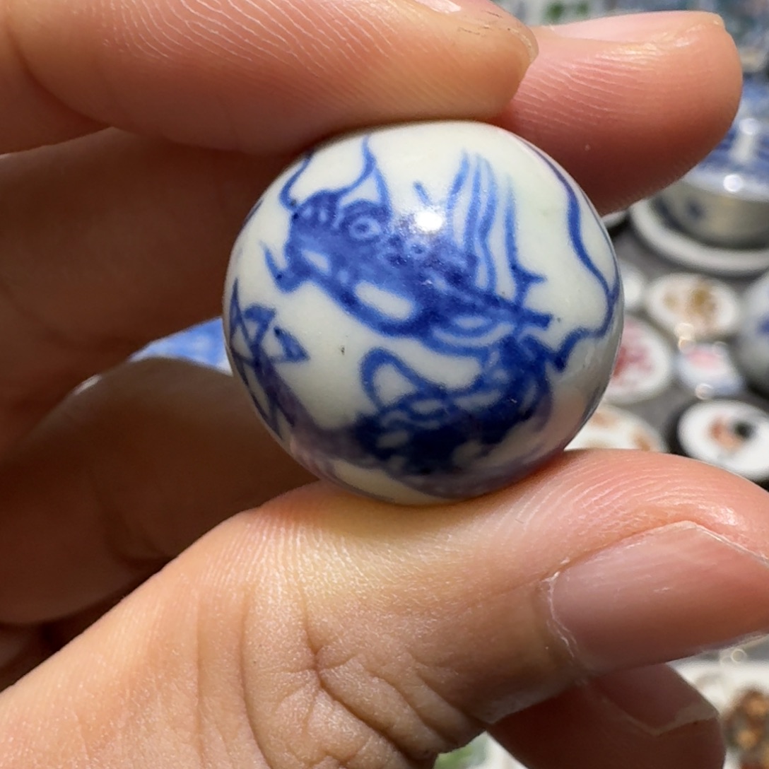 瓷片青花龙珠一个