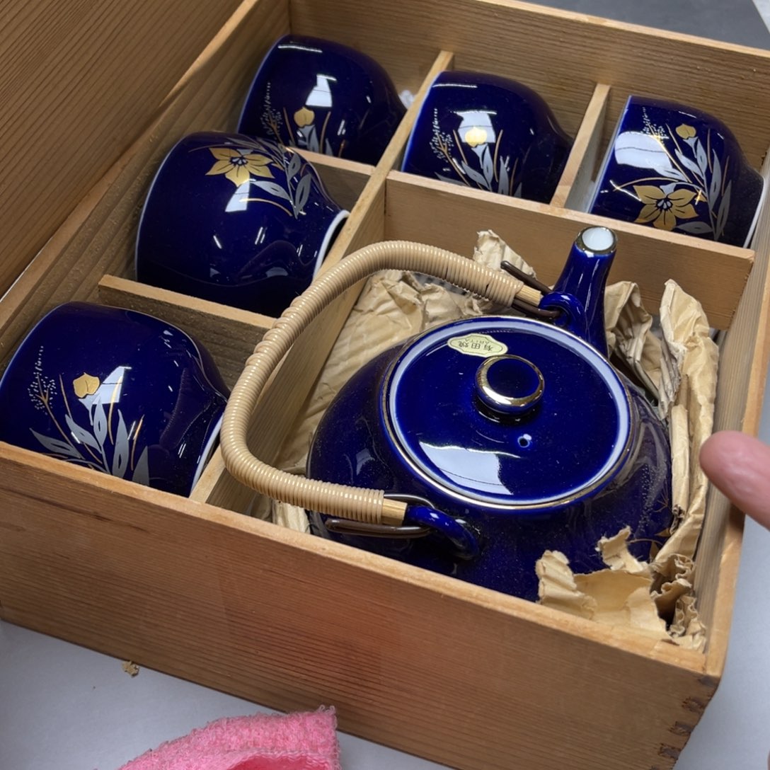 瓷片恺****修密密麻麻地排列着