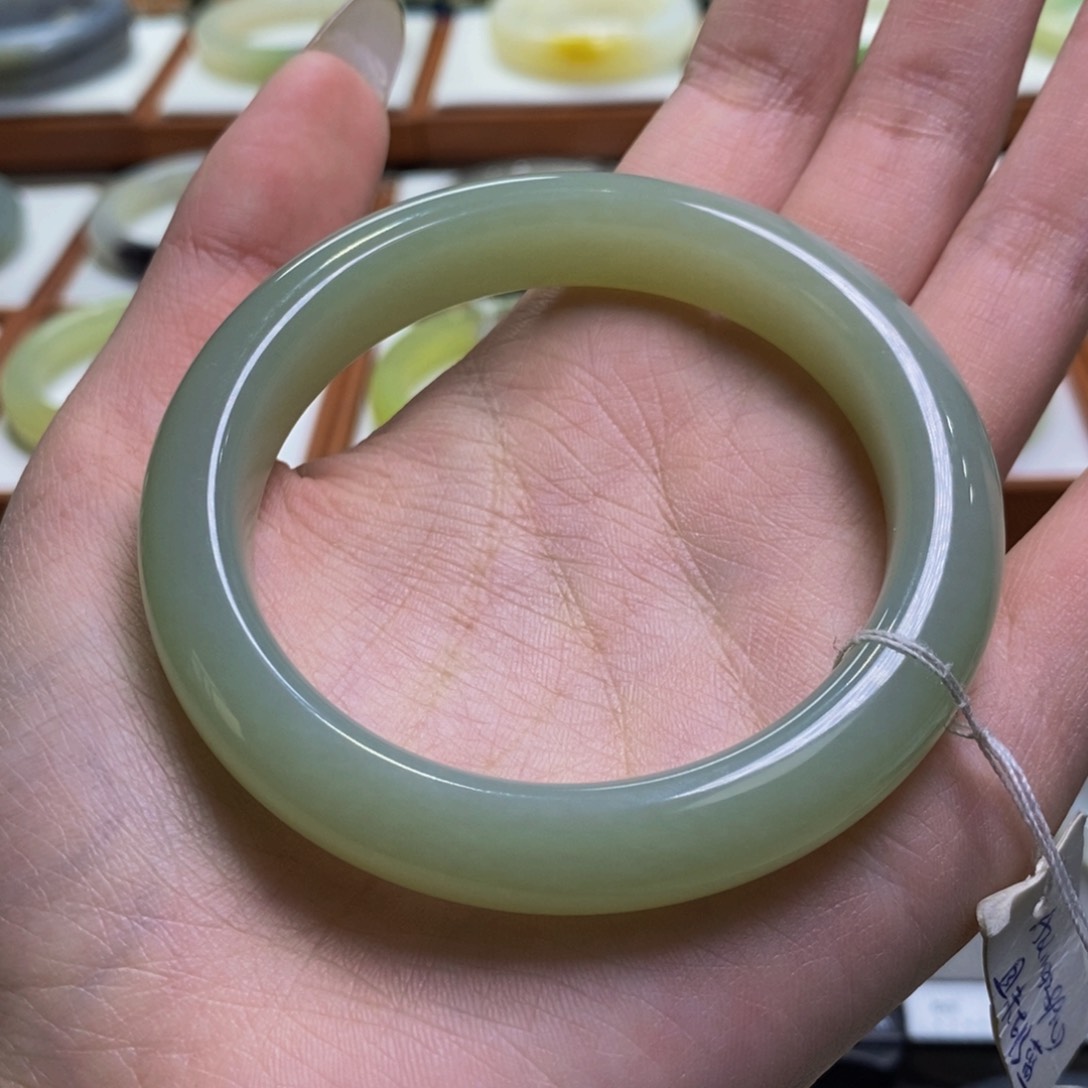 和田玉手镯未镶嵌且末奶绿56-57