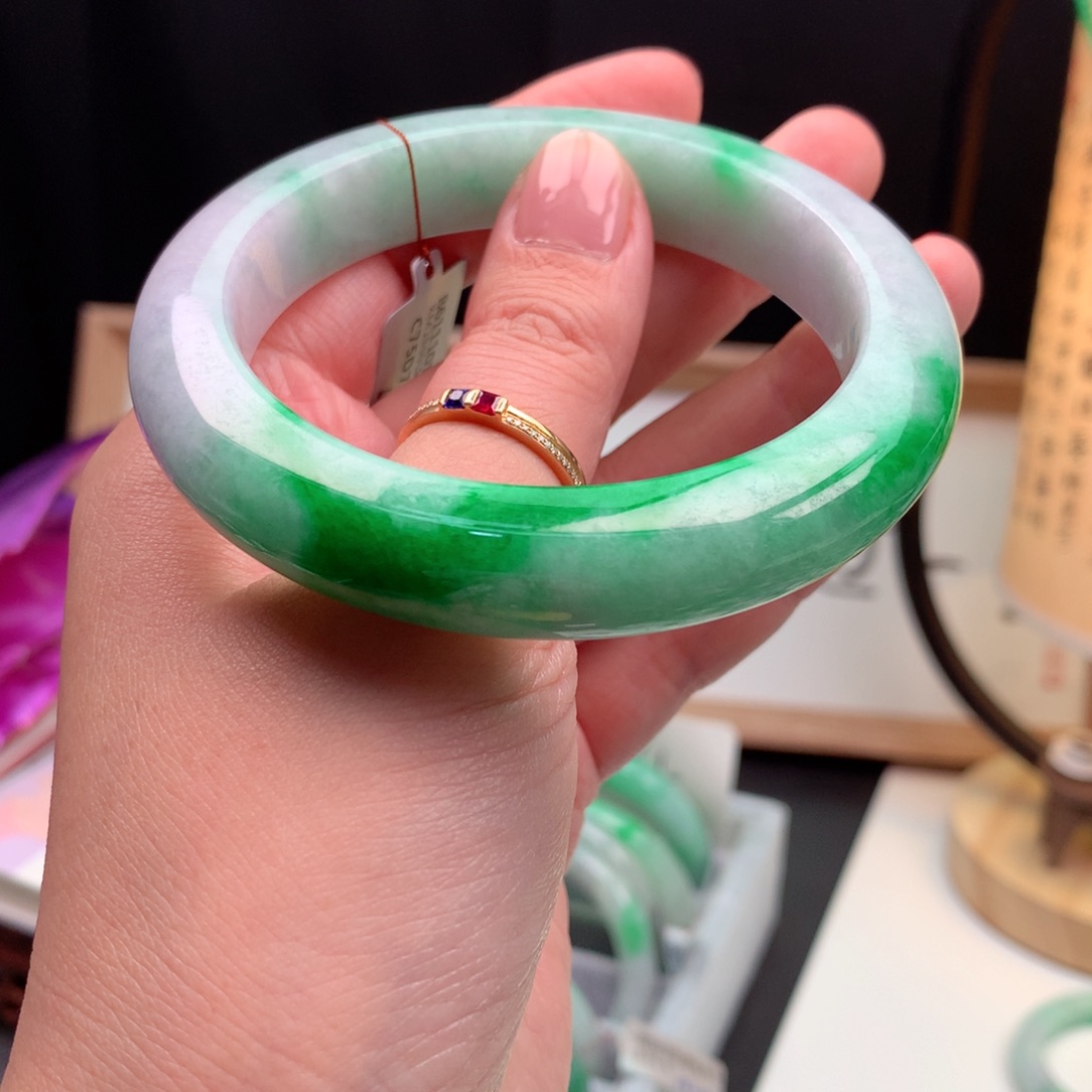 翡翠手镯未镶嵌缅甸