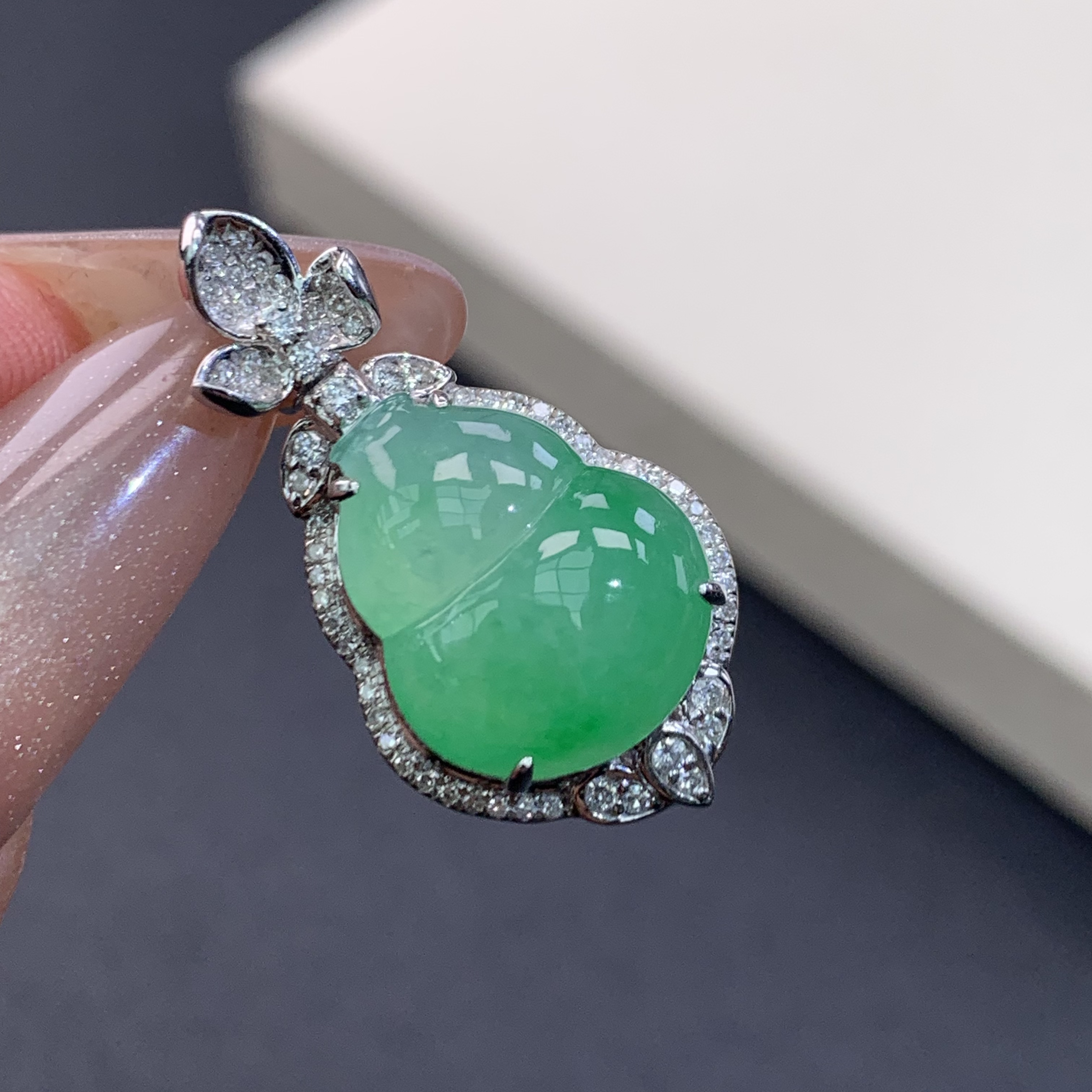 新品推荐·18K金冰种起光冰绿葫芦缅A翡翠玉石吊坠气质精致