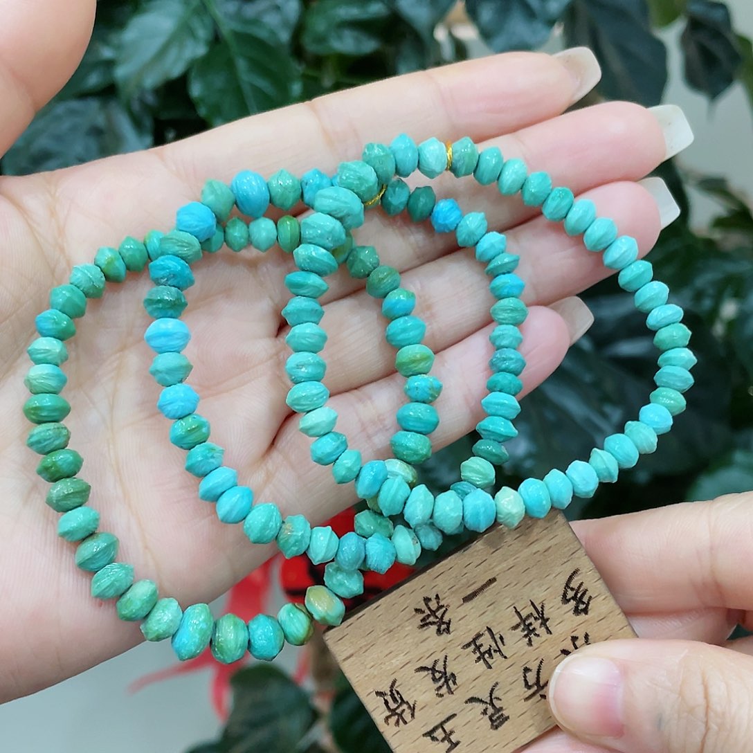 绿松石颈饰未镶嵌