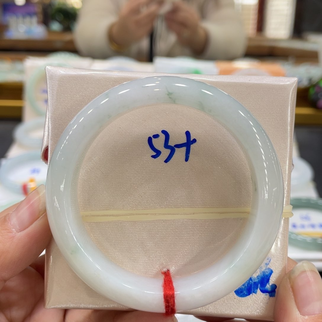 翡翠手镯未镶嵌翡翠