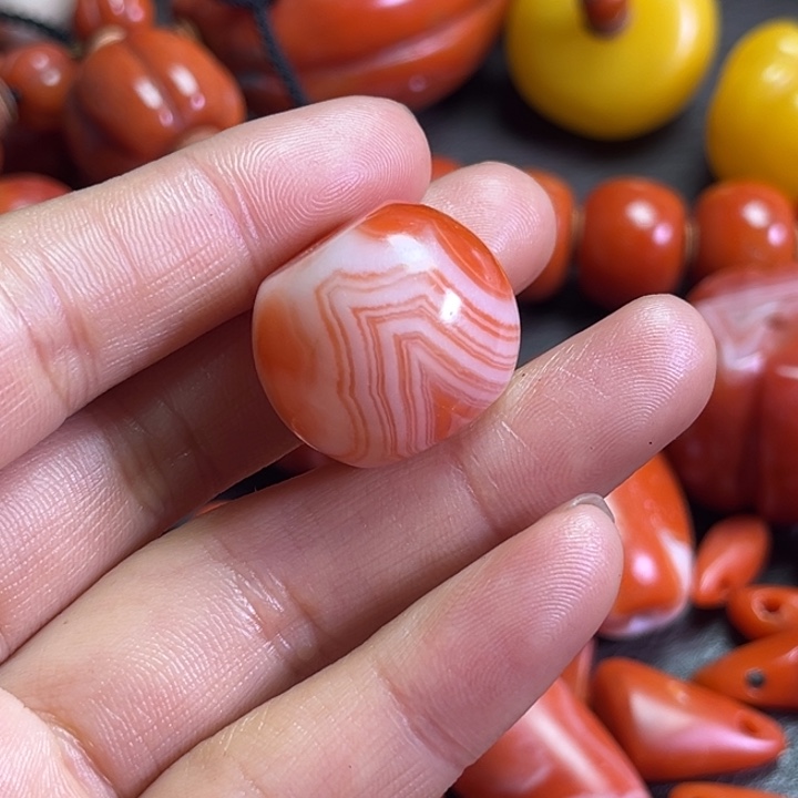 颈饰琉璃吉****）琉璃………..