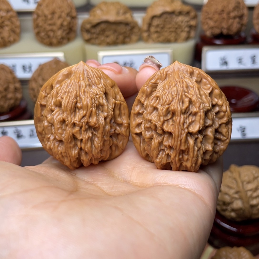 文玩核桃把件虎头37左右