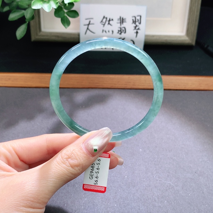 翡翠手镯未镶嵌天然翡翠手镯