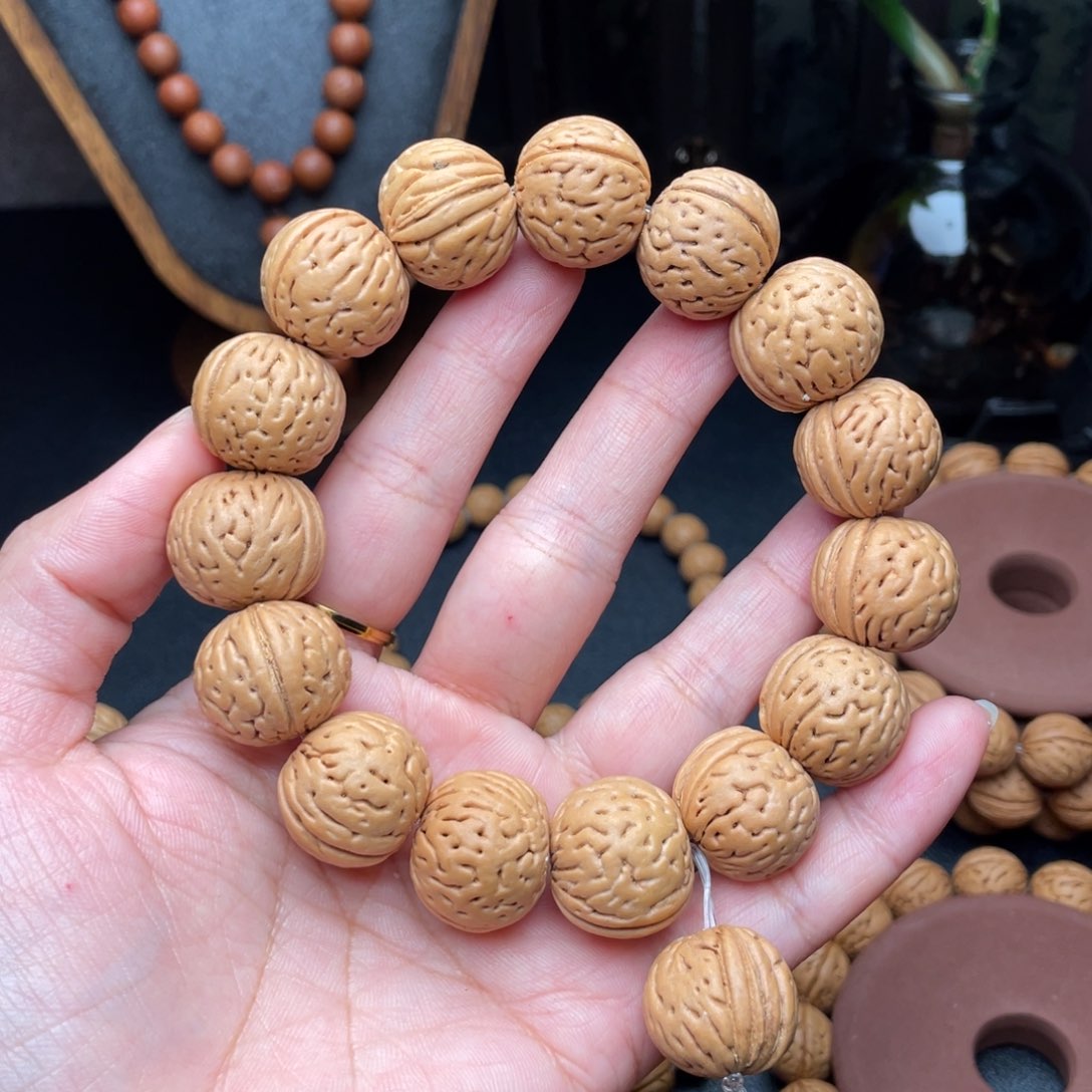 蔡****?18野生灯笼滴流圆桃核手串