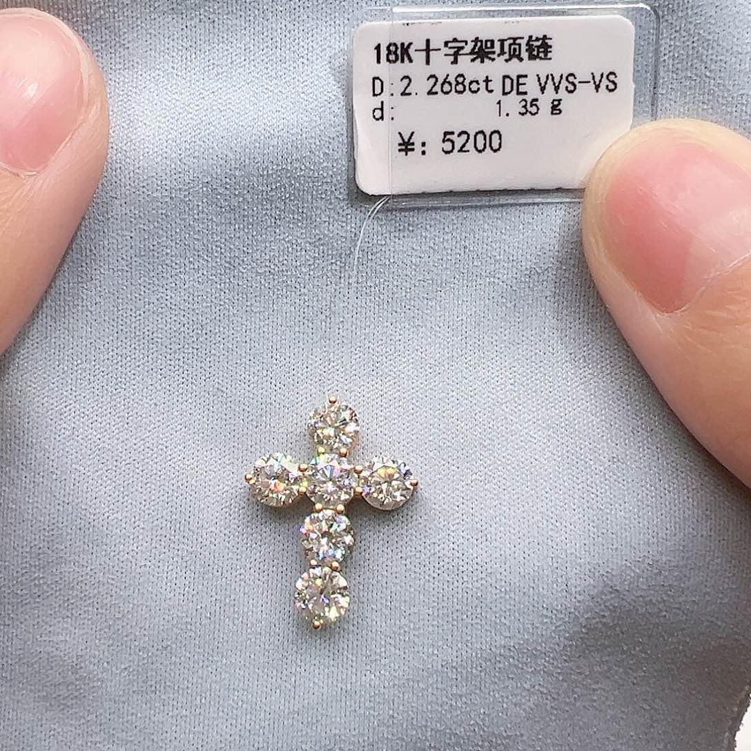 18K金镶嵌实验室培育钻石套链单颗37分，十字架吊坠k黄