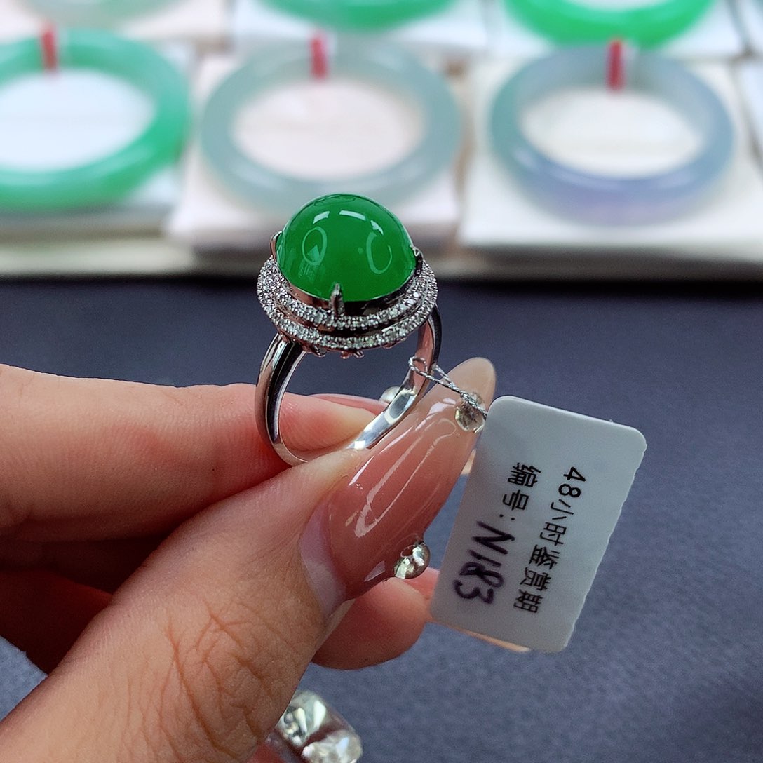 翡翠戒指18K金镶嵌团**人戒指