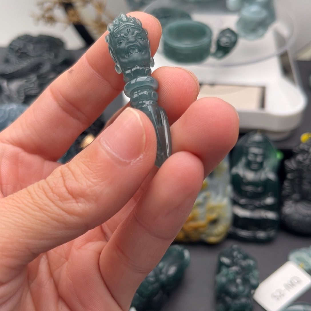 翡翠未镶嵌颈饰降魔杵