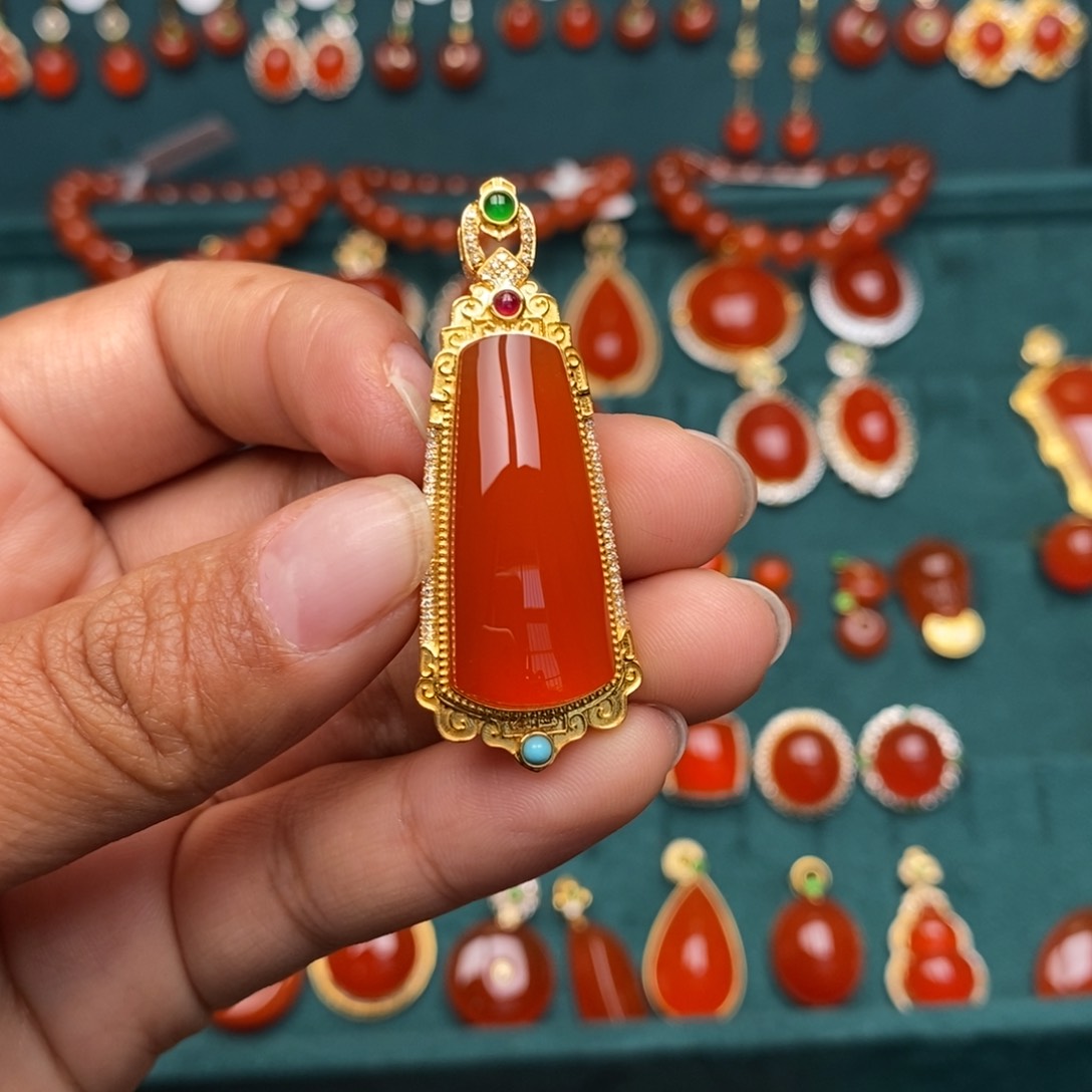 南红玛瑙18k吊坠18K金镶嵌金**言