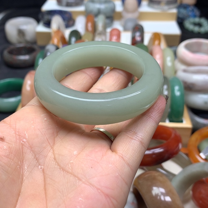 未镶嵌手镯石英质玉元*?