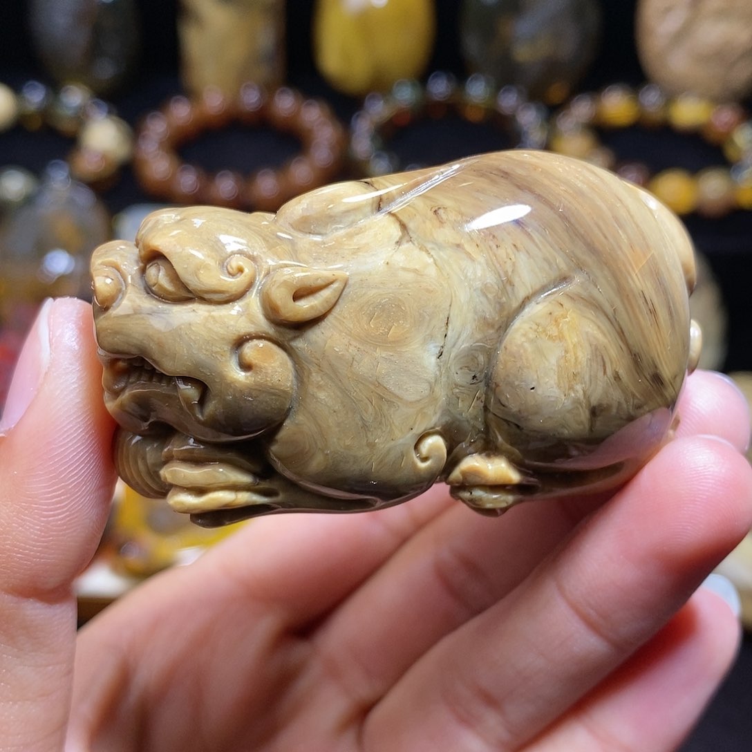 琥珀颈饰未镶嵌35克根蜡貔貅
