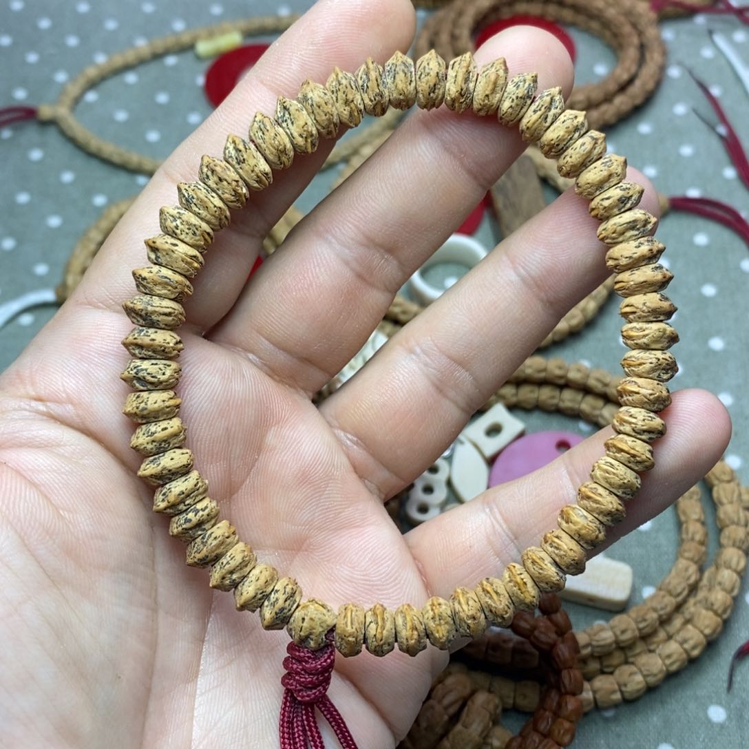 柏香籽/百香籽吊坠藏区黄芽口双排藏切乾坤圈9*7左右