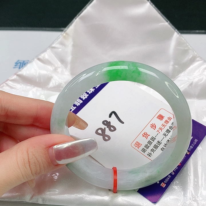 翡翠手镯未镶嵌翡翠手镯