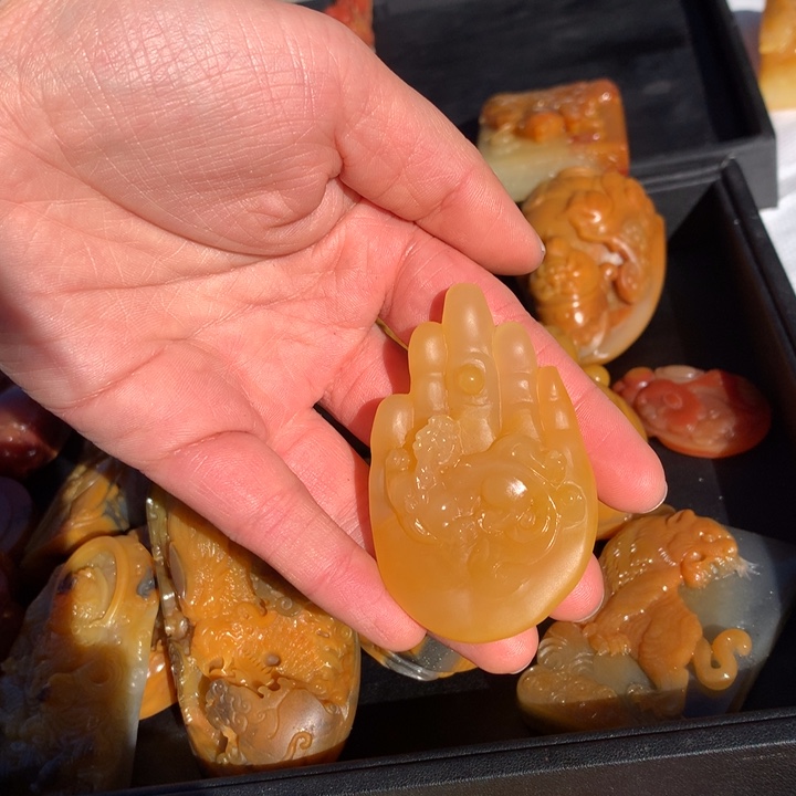 石英质玉（黄龙玉）未镶嵌颈饰