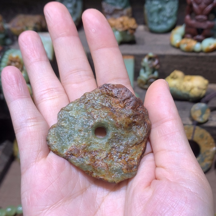 未镶嵌岫岩河磨玉（透闪石质玉）挂件