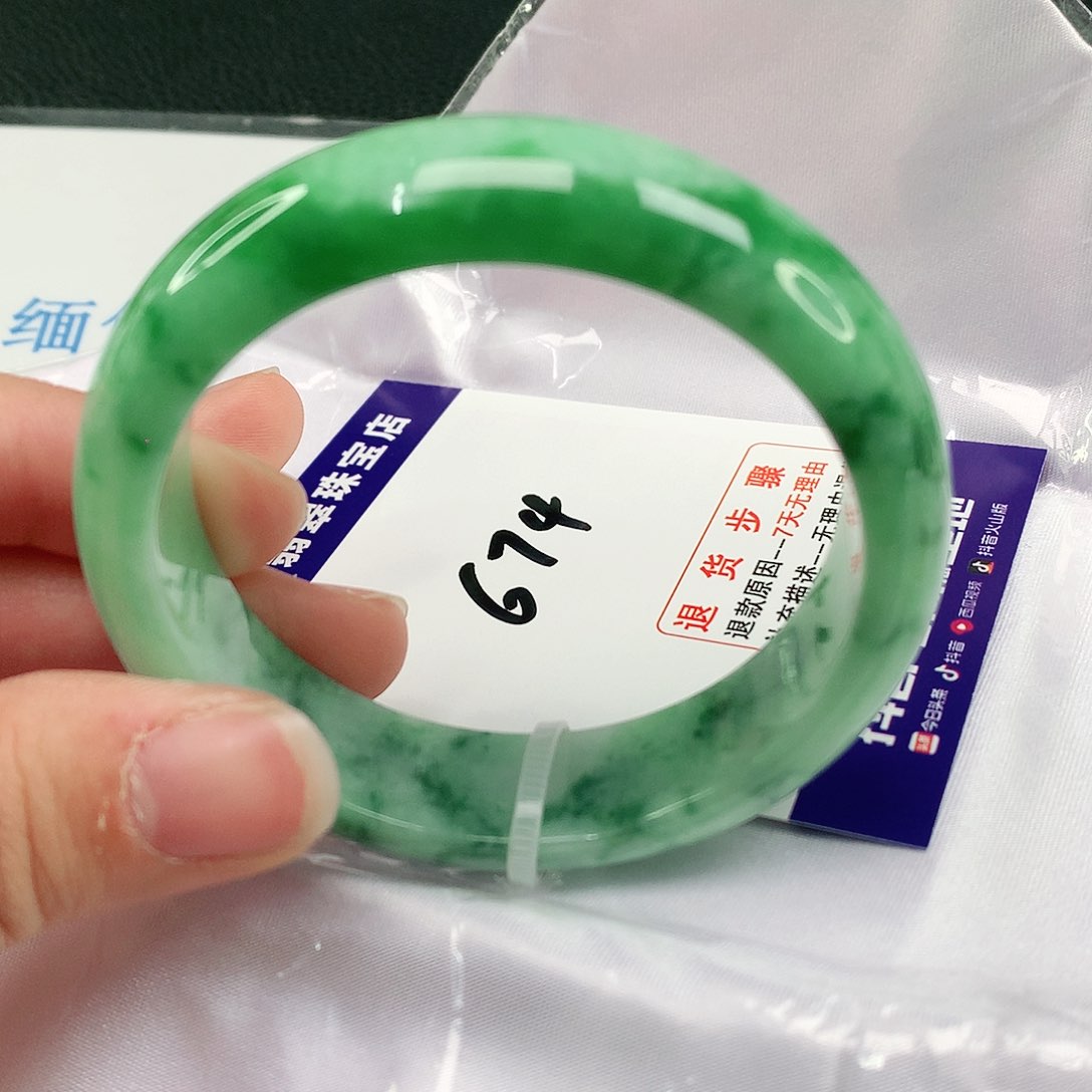 翡翠手镯未镶嵌翡翠