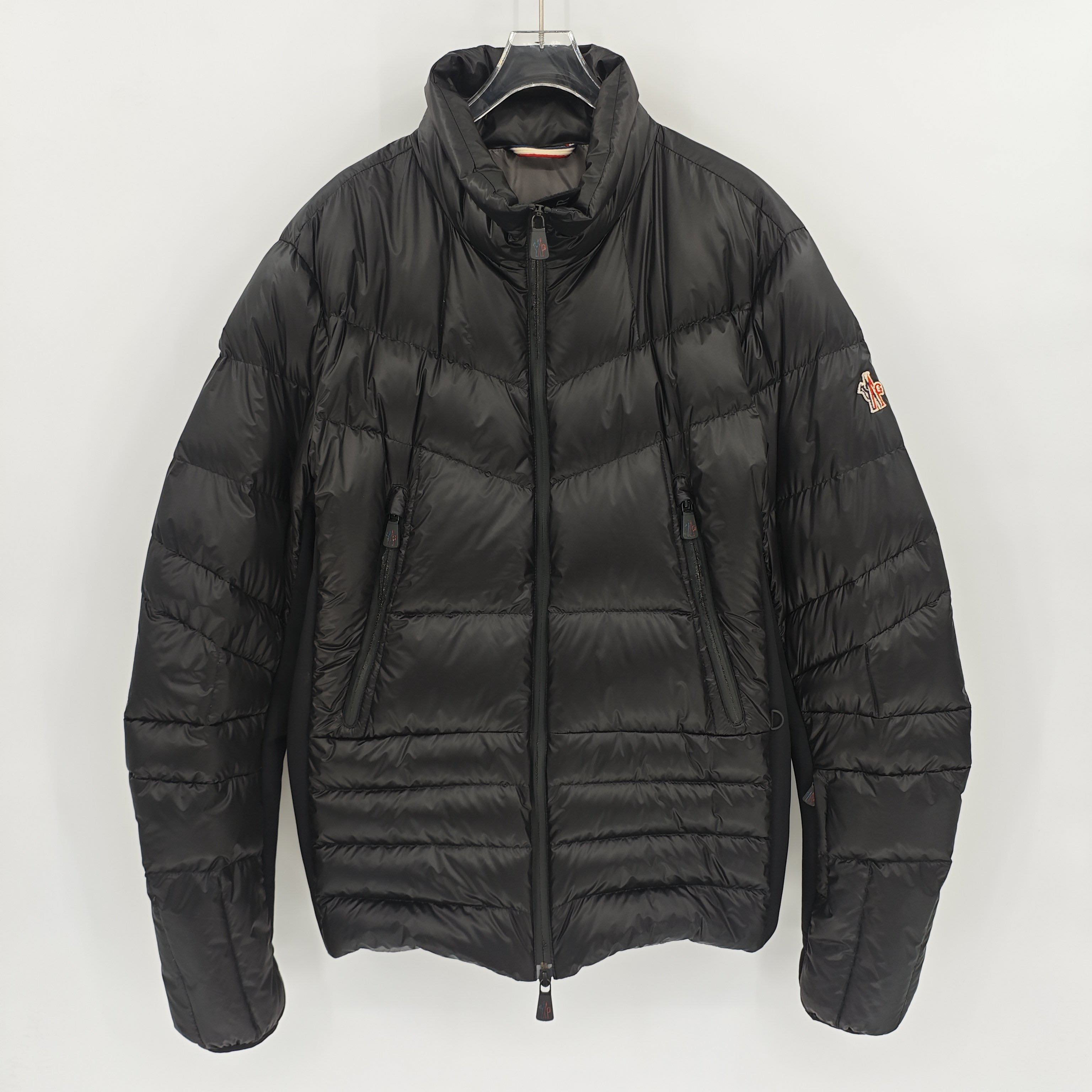 99新 MONCLER 蒙口 黑色滑雪系列简易徽标刺绣羽绒服/4码/Sw24801